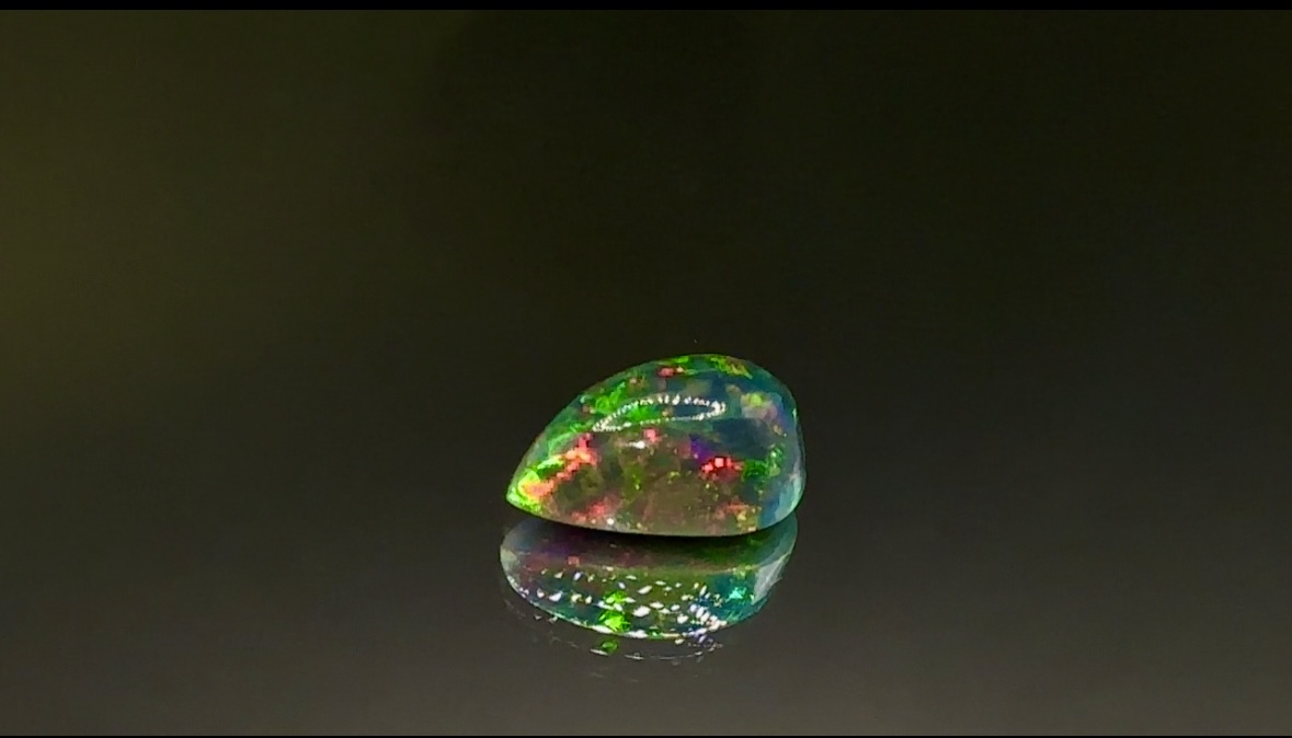 Темно-синій ефіопський опал – 2,55 карата (13×8×6 мм)