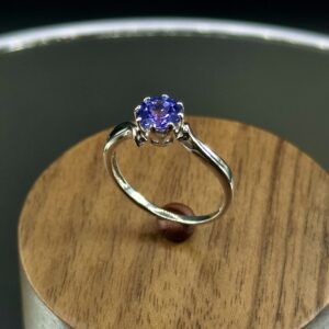 Золота каблучка з танзанітом 17.5
