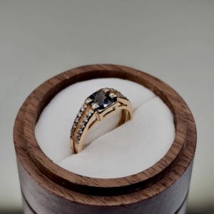 Каблучка з натуральною шпінеллю 17.5