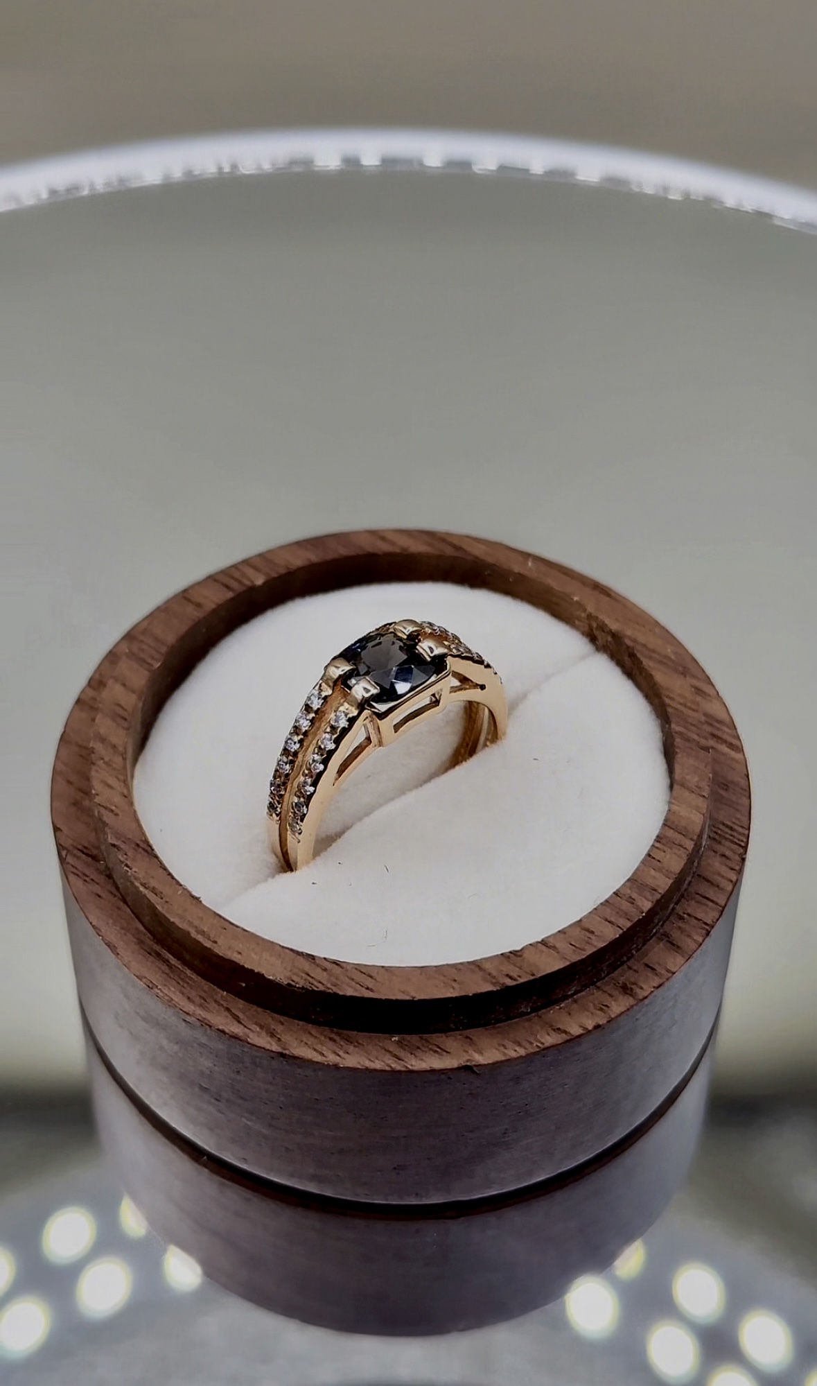 Каблучка з натуральною шпінеллю 17.5