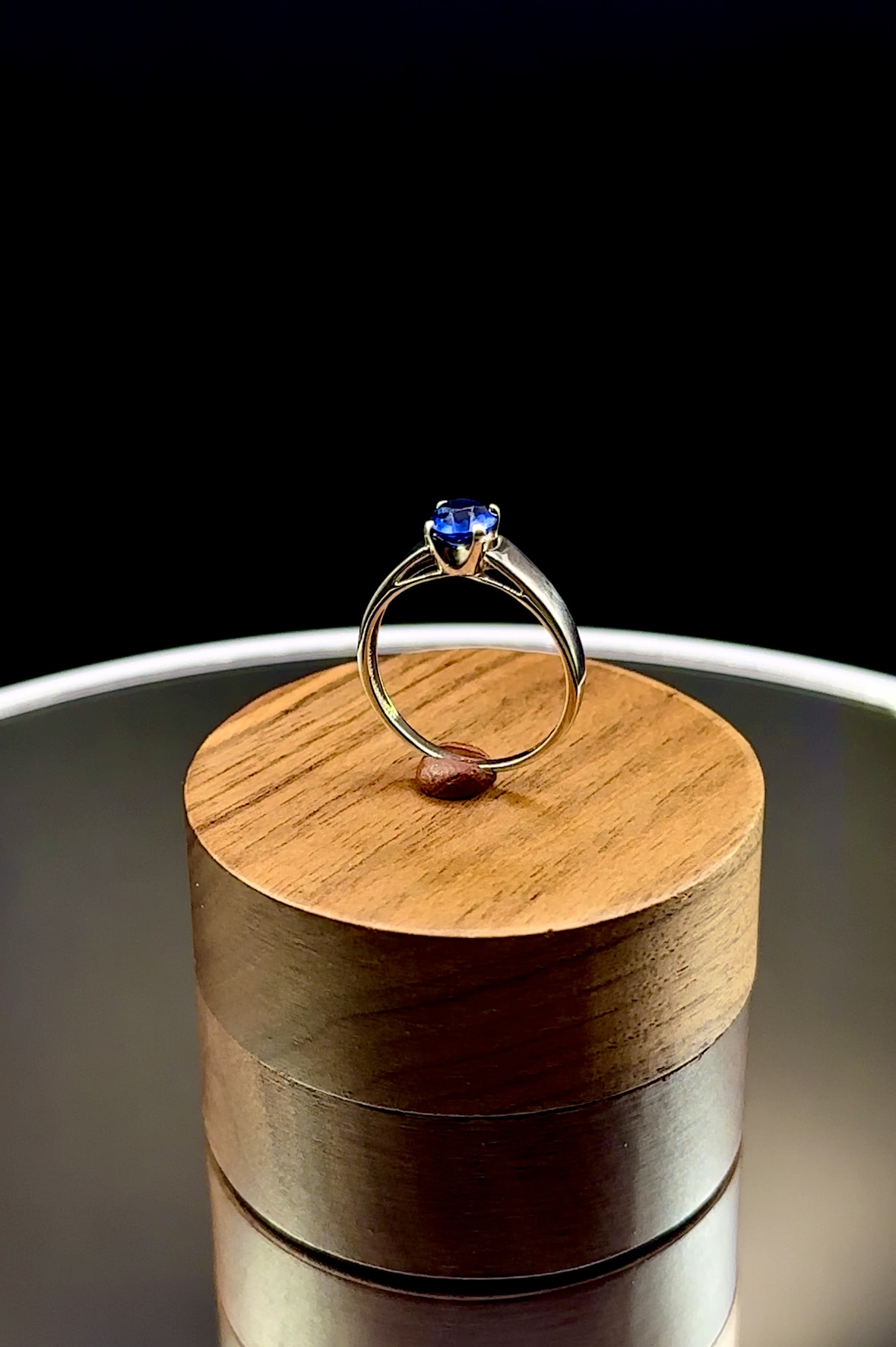 Золота каблучка з сапфіром Royal Blue 17.5