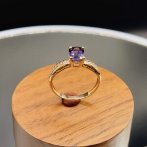 Золота каблучка з натуральною шпінеллю 18R