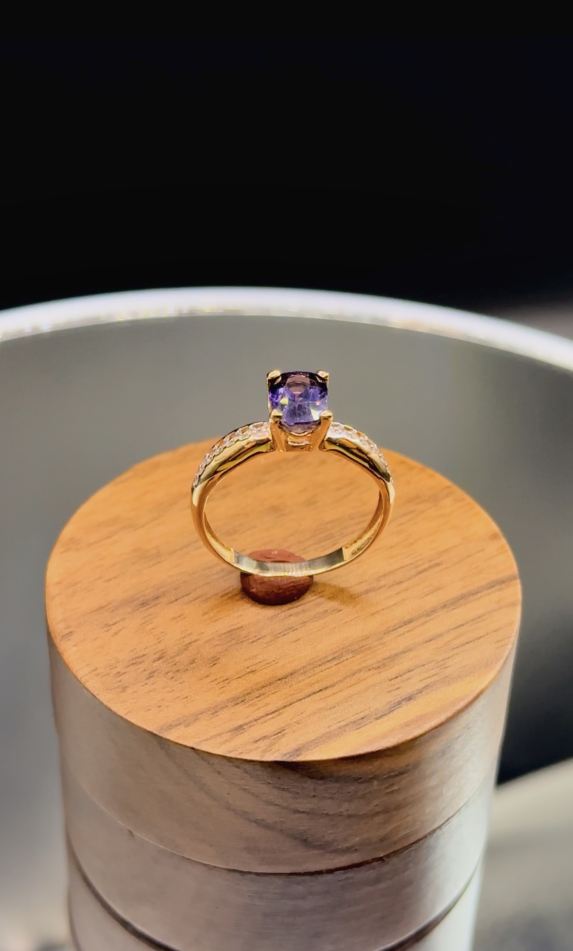 Золота каблучка з натуральною шпінеллю 18R