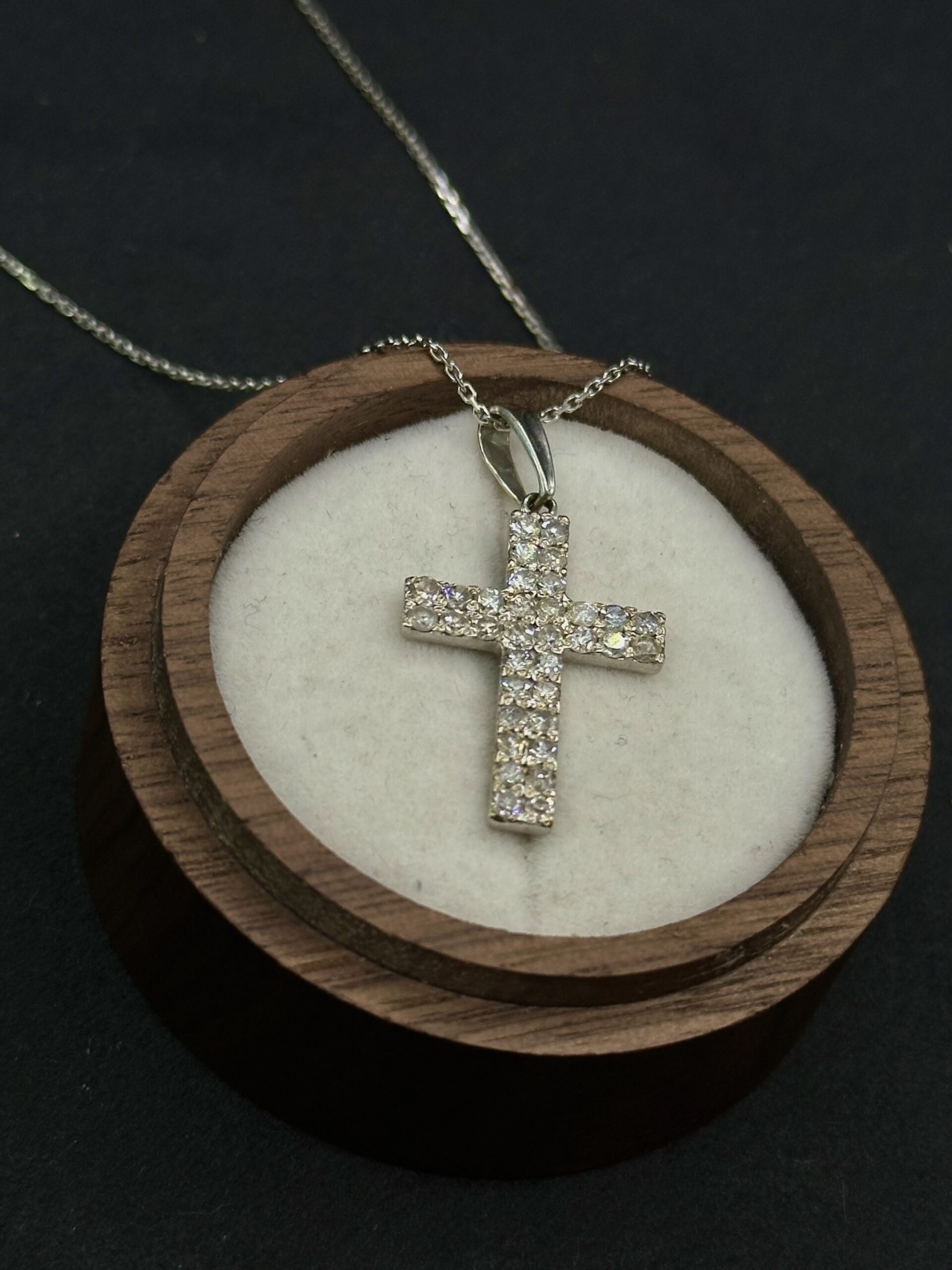 ✝️ Золотий хрестик із натуральними діамантами – розкішний символ віри та стилю ✨