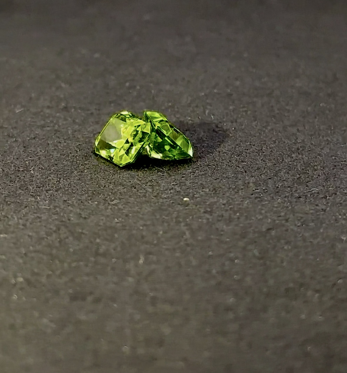 Пара хризолітів (перідотів) ідеальної якості – 4,80 карата - Зображення 2