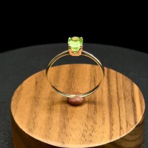Золота каблучка з рідкісним цаворитом – природний блиск і витонченість ✨ 18r