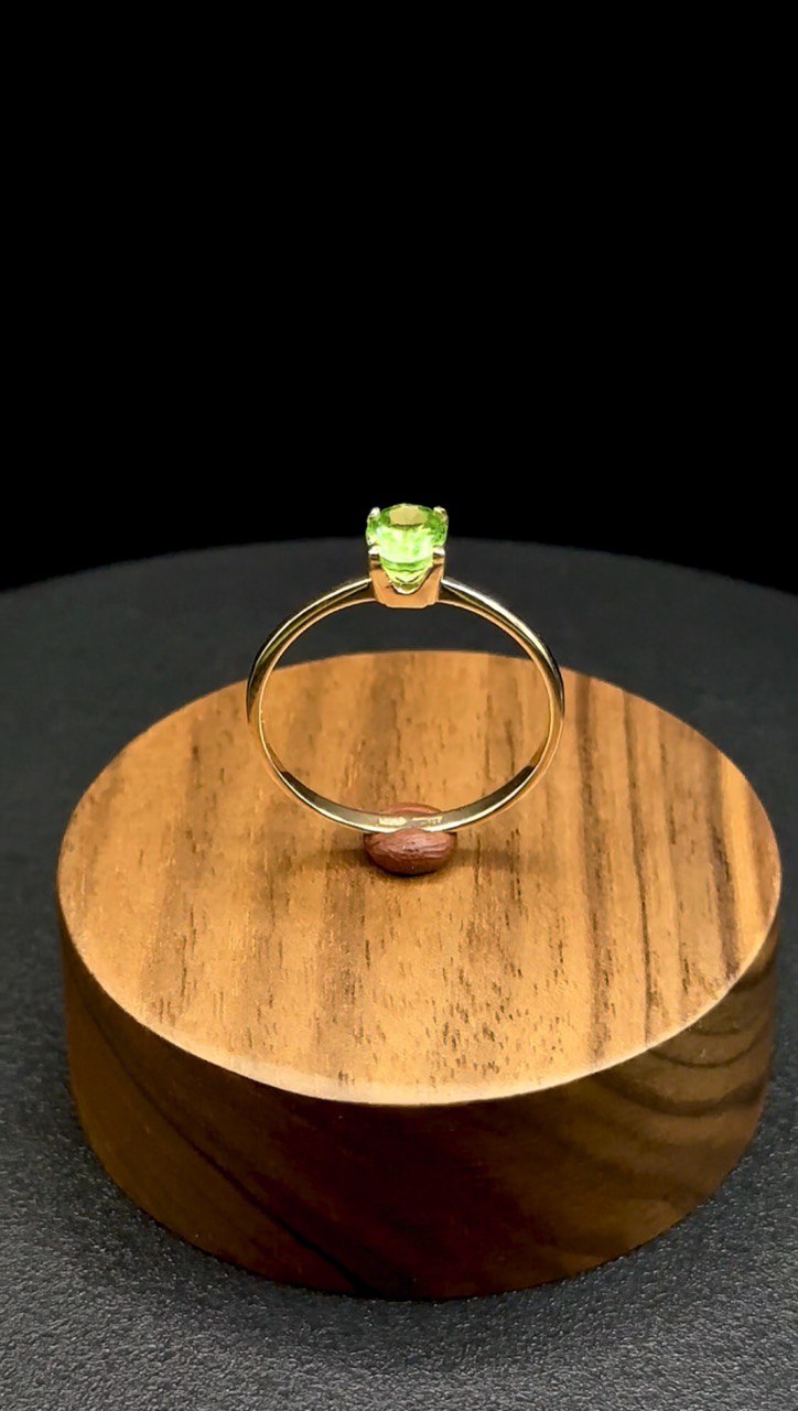 Золота каблучка з рідкісним цаворитом – природний блиск і витонченість ✨ 18r