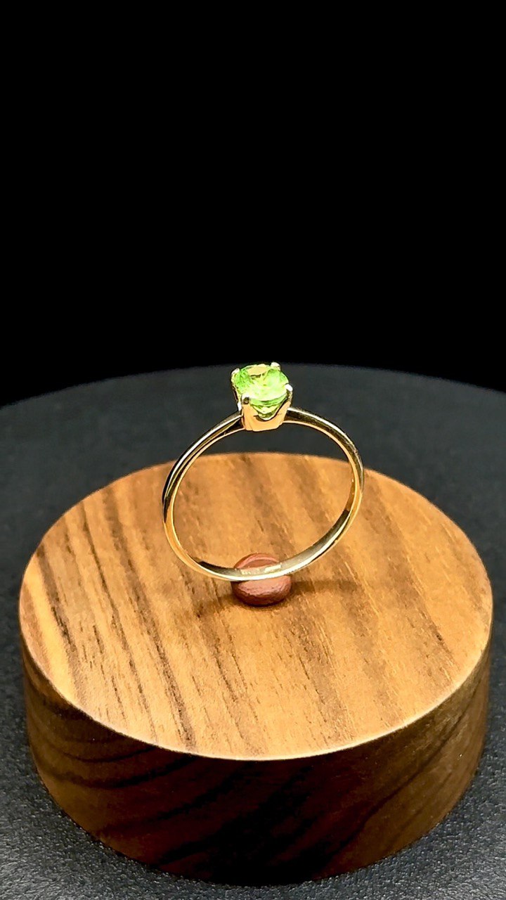 Золота каблучка з рідкісним цаворитом – природний блиск і витонченість ✨ 18r - Зображення 2