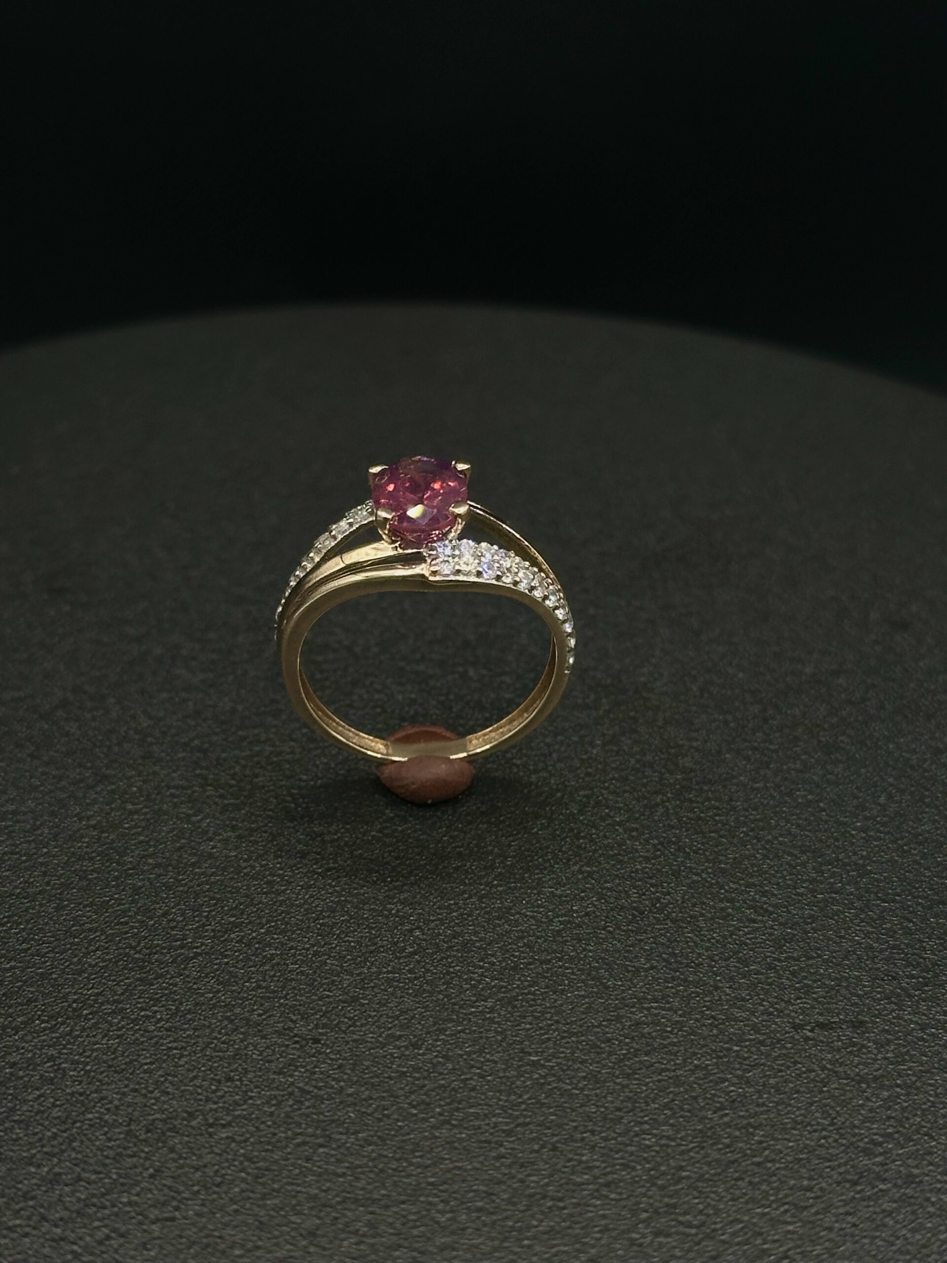 Золота каблучка з пурпурно-рожевою шпінеллю 16.5 - Зображення 2