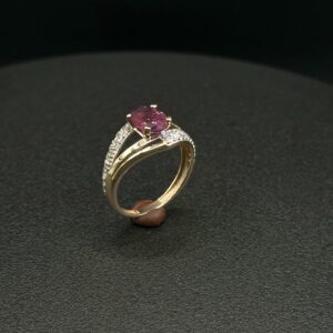 Золота каблучка з пурпурно-рожевою шпінеллю 16.5