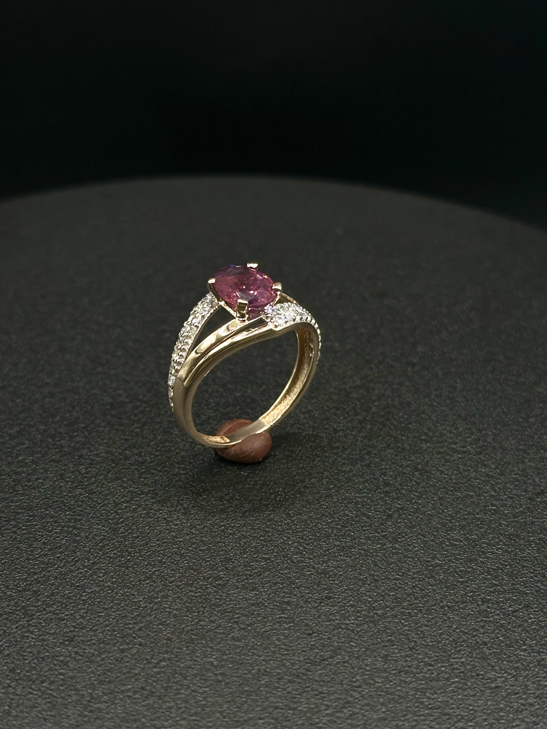 Золота каблучка з пурпурно-рожевою шпінеллю 16.5