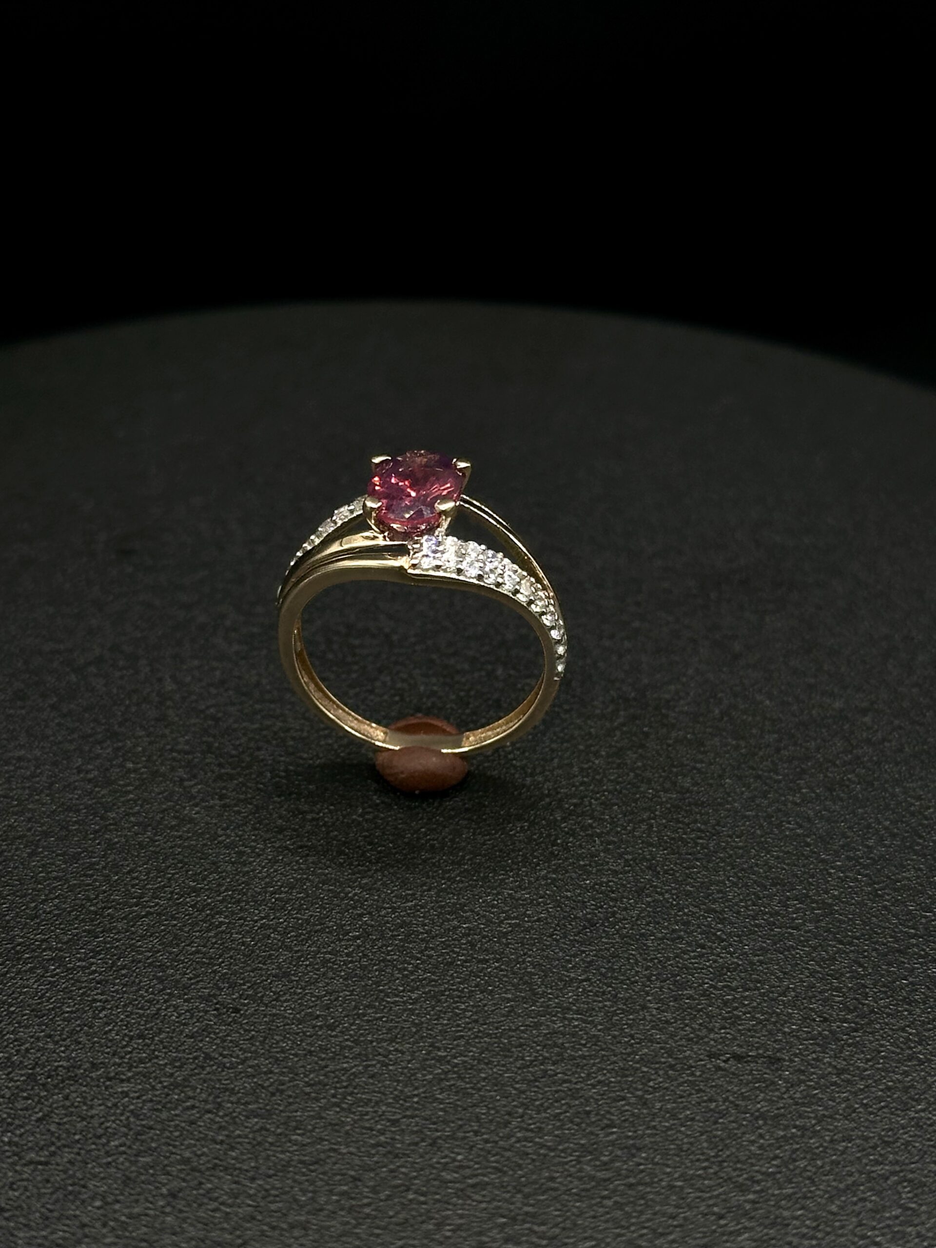 Золота каблучка з пурпурно-рожевою шпінеллю 16.5 - Зображення 3