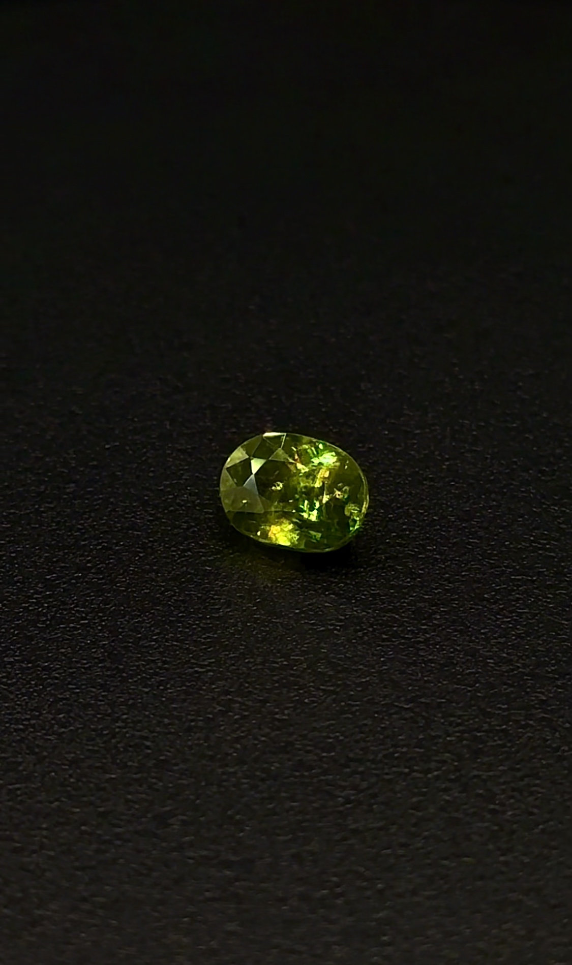 природний сфен (титаніт) 2.40сt