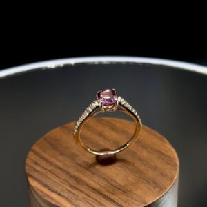 Золота каблучка з  шпінеллю 18r