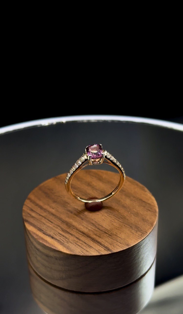 Золота каблучка з шпінеллю 18r